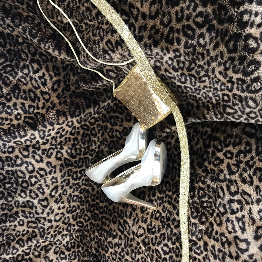 🍀 2 for $15 Metallic gold glitter belt. A BROD
